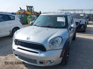 2013 MINI Countryman S z VIN WMWZC3C59DWP22638, wystawiony jako IAAI lot #42327540 z przebiegiem 155 060 mil mil oraz . Historia ofert i sprzedaży dostępna na DreamBid. Obrazek 2.