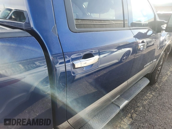 2016 Nissan Titan Platinum Reserve z VIN 1N6BA1F47GN502505, wystawiony jako IAAI lot #42520972 z przebiegiem 104 949 mil mil oraz . Historia ofert i sprzedaży dostępna na DreamBid. Obrazek 24.