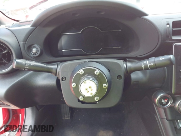 2022 Toyota 86 z VIN JF1ZNBB15N9755311, wystawiony jako IAAI lot #42340450 z przebiegiem 29 391 mil mil oraz . Historia ofert i sprzedaży dostępna na DreamBid. Obrazek 18.