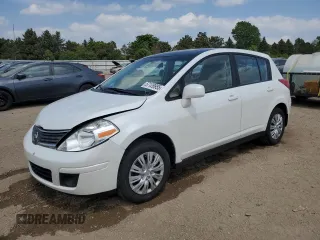 2008 Nissan Versa S z VIN 3N1BC13E18L371733, wystawiony jako Copart lot #57128955 z przebiegiem 166 182 mil mil oraz Szkoda całkowita • Salvage title. Historia ofert i sprzedaży dostępna na DreamBid. Obrazek 1.