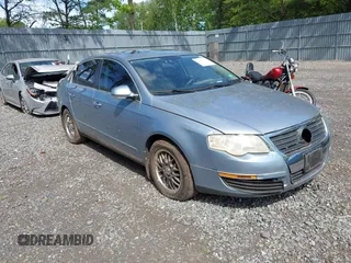 2006 Volkswagen Passat Value Edition z VIN WVWAK73C06P141096, wystawiony jako IAAI lot #42297811 z przebiegiem 84 399 mil mil oraz . Historia ofert i sprzedaży dostępna na DreamBid. Obrazek 1.