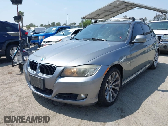 2011 BMW 3 Series 328i z VIN WBAPH5G58BNM81012, wystawiony jako IAAI lot #42429979 z przebiegiem 107 779 mil mil oraz . Historia ofert i sprzedaży dostępna na DreamBid. Obrazek 2.