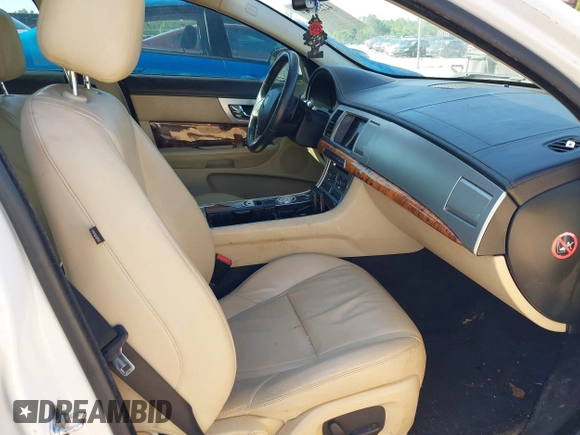 2015 Jaguar XF T Premium z VIN SAJWA0FS0FPU42472, wystawiony jako IAAI lot #42230649 z przebiegiem Nie podano mil oraz . Historia ofert i sprzedaży dostępna na DreamBid. Obrazek 5.