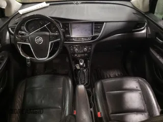 2020 Buick Encore Essence z VIN KL4CJGSB6LB045867, wystawiony jako Copart lot #88046955 z przebiegiem 37 595 mil mil oraz Szkody całkowita. Historia ofert i sprzedaży dostępna na DreamBid. Obrazek 8.