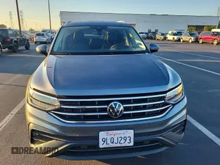 2024 Volkswagen Tiguan SE z VIN 3VV3B7AX0RM107010, wystawiony jako IAAI lot #42845198 z przebiegiem 22 903 mil mil oraz . Historia ofert i sprzedaży dostępna na DreamBid. Obrazek 2.