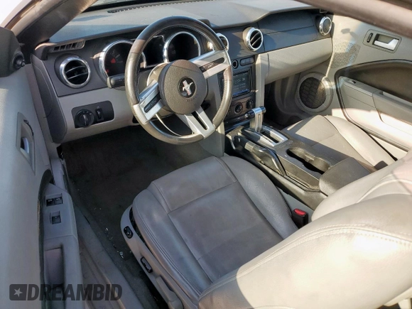 2008 Ford Mustang Deluxe z VIN 1ZVHT84NX85201463, wystawiony jako Copart lot #55823485 z przebiegiem 197 944 mil mil oraz Czysty tytuł • Clean title. Historia ofert i sprzedaży dostępna na DreamBid. Obrazek 8.