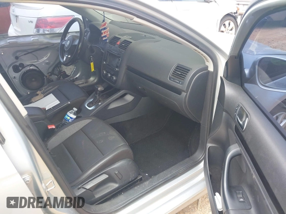 2010 Volkswagen Jetta Wolfsburg Edition z VIN 3VWRJ7AJ1AM024548, wystawiony jako IAAI lot #42281115 z przebiegiem 163 666 mil mil oraz . Historia ofert i sprzedaży dostępna na DreamBid. Obrazek 5.
