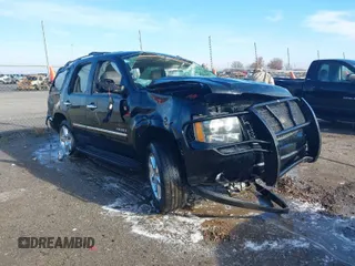 2010 Chevrolet Tahoe LTZ z VIN 1GNUCCE02AR185790, wystawiony jako IAAI lot #41105345 z przebiegiem 123 733 mil mil oraz . Historia ofert i sprzedaży dostępna na DreamBid. Obrazek 1.