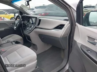 2015 Toyota Sienna LE AAS z VIN 5TDKK3DCXFS612396, wystawiony jako IAAI lot #42172932 z przebiegiem 90 440 mil mil oraz . Historia ofert i sprzedaży dostępna na DreamBid. Obrazek 5.
