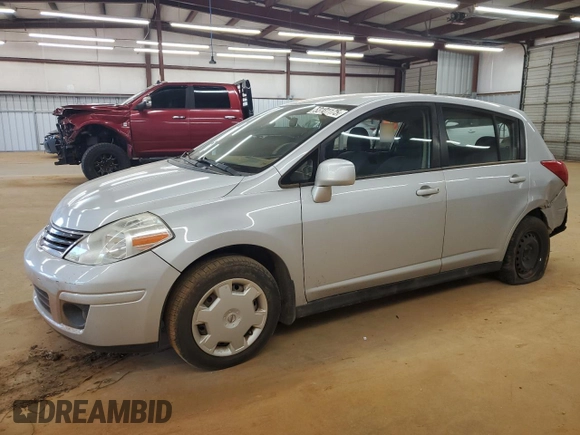 2009 Nissan Versa S z VIN 3N1BC13E19L388906, wystawiony jako Copart lot #53181175 z przebiegiem 52 493 mil mil oraz Szkoda całkowita • Salvage title. Historia ofert i sprzedaży dostępna na DreamBid. Obrazek 1.