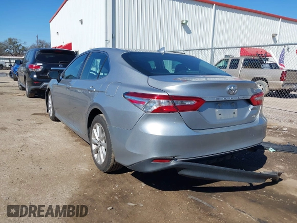 2020 Toyota Camry LE with VIN 4T1C11AK4LU302190, listed as a IAAI auction lot 41625262 with 61,337 mi miles. Bid and sale history available at carsss.com. Image 3.