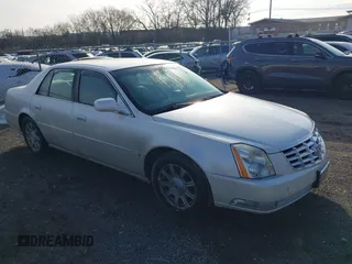 2008 Cadillac DTS 1SA z VIN 1G6KD57Y98U138410, wystawiony jako IAAI lot #41583252 z przebiegiem 121 705 mil mil oraz . Historia ofert i sprzedaży dostępna na DreamBid. Obrazek 1.