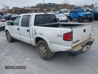 2002 GMC Sonoma SLS with VIN 1GTDT13W92K118425, listed as a IAAI auction lot 40692470 with Not Provided miles. Bid and sale history available at carsss.com. Image 3.