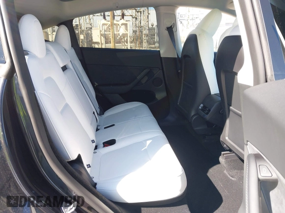 2025 Tesla Model Y Long Range z VIN 7SAYGDED0SF314885, wystawiony jako IAAI lot #41871384 z przebiegiem 1 795 mil mil oraz . Historia ofert i sprzedaży dostępna na DreamBid. Obrazek 8.