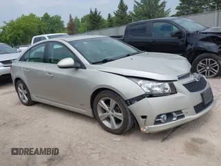 2014 Chevrolet Cruze 2LT z VIN 1G1PE5SB6E7222836, wystawiony jako IAAI lot #42481251 z przebiegiem 145 521 mil mil oraz . Historia ofert i sprzedaży dostępna na DreamBid. Obrazek 1.
