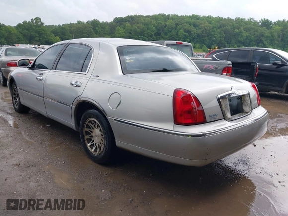 2002 Lincoln Town Car Signature z VIN 1LNHM82W72Y629486, wystawiony jako IAAI lot #42365208 z przebiegiem Nie podano mil oraz . Historia ofert i sprzedaży dostępna na DreamBid. Obrazek 3.