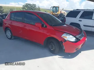 2011 Nissan Versa S z VIN 3N1BC1CP0BL505284, wystawiony jako IAAI lot #42375919 z przebiegiem 105 571 mil mil oraz . Historia ofert i sprzedaży dostępna na DreamBid. Obrazek 1.