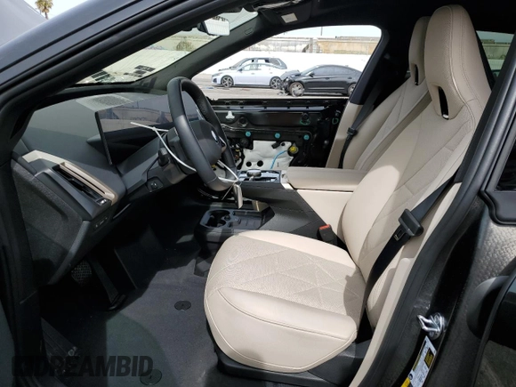 2025 BMW iX xDrive50 z VIN WB523CF06SCT06612, wystawiony jako Copart lot #47318365 z przebiegiem 2 297 mil mil oraz Szkoda całkowita • Salvage title. Historia ofert i sprzedaży dostępna na DreamBid. Obrazek 7.