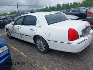 2005 Lincoln Town Car Signature Limited z VIN 1LNHM82W75Y629962, wystawiony jako IAAI lot #42155632 z przebiegiem 216 600 mil mil oraz . Historia ofert i sprzedaży dostępna na DreamBid. Obrazek 3.