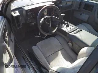 1986 Pontiac Fiero z VIN 1G2PG9799GP261135, wystawiony jako Copart lot #77305934 z przebiegiem 53 837 mil mil oraz Szkody całkowita. Historia ofert i sprzedaży dostępna na DreamBid. Obrazek 8.