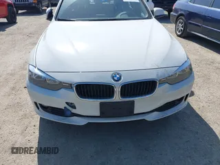 2015 BMW 3 Series 320i xDrive z VIN WBA3C3G51FNT53668, wystawiony jako IAAI lot #42428646 z przebiegiem 53 789 mil mil oraz . Historia ofert i sprzedaży dostępna na DreamBid. Obrazek 6.