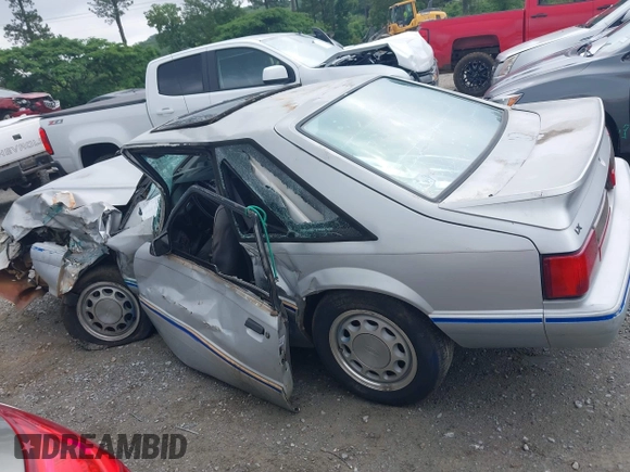 1993 Ford Mustang z VIN 1FACP41M1PF132473, wystawiony jako IAAI lot #42266009 z przebiegiem 53 777 mil mil oraz . Historia ofert i sprzedaży dostępna na DreamBid. Obrazek 13.