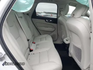 2022 Volvo XC60 Momentum z VIN YV4L12RK3N1083867, wystawiony jako Copart lot #51636235 z przebiegiem 30 390 mil mil oraz Szkody całkowita. Historia ofert i sprzedaży dostępna na DreamBid. Obrazek 11.