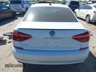2019 Volkswagen Passat SE R-Line z VIN 1VWMA7A31KC000846, wystawiony jako IAAI lot #41840659 z przebiegiem 70 486 mil mil oraz . Historia ofert i sprzedaży dostępna na DreamBid. Obrazek 17.