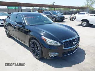 2018 Infiniti Q70 Luxe z VIN JN1BY1PP6JM330538, wystawiony jako IAAI lot #42026847 z przebiegiem 66 667 mil mil oraz . Historia ofert i sprzedaży dostępna na DreamBid. Obrazek 1.