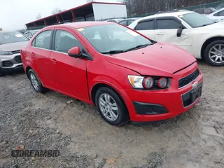 2016 Chevrolet Sonic LT z VIN 1G1JC5SB0G4125907, wystawiony jako IAAI lot #41111451 z przebiegiem 95 887 mil mil oraz . Historia ofert i sprzedaży dostępna na DreamBid. Obrazek 1.