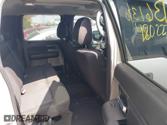 2006 Ford F-150 XLT z VIN 1FTPW14556KB61370, wystawiony jako IAAI lot #42022773 z przebiegiem 214 549 mil mil oraz . Historia ofert i sprzedaży dostępna na DreamBid. Obrazek 8.