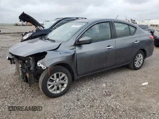 2018 Nissan Versa S Plus z VIN 3N1CN7AP9JL818501, wystawiony jako Copart lot #50786155 z przebiegiem 120 681 mil mil oraz Szkody całkowita. Historia ofert i sprzedaży dostępna na DreamBid. Obrazek 1.