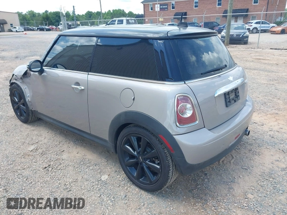 2012 MINI Hardtop z VIN WMWSU3C55CT369622, wystawiony jako IAAI lot #42458180 z przebiegiem 141 444 mil mil oraz . Historia ofert i sprzedaży dostępna na DreamBid. Obrazek 3.