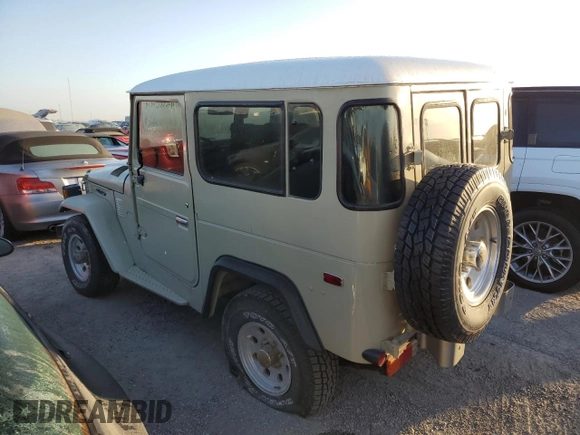 1977 Toyota Land Cruiser z VIN FJ40251338, wystawiony jako Copart lot #74954094 z przebiegiem 83 230 mil mil oraz Szkoda całkowita • Salvage title. Historia ofert i sprzedaży dostępna na DreamBid. Obrazek 2.