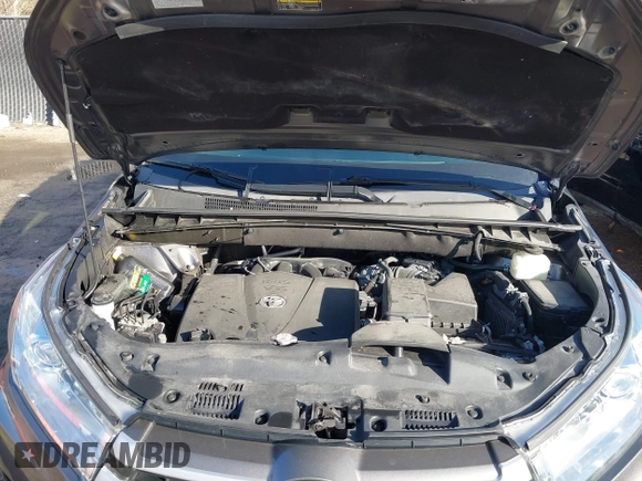 2019 Toyota Highlander LE with VIN 5TDBZRFH7KS978415, listed as a IAAI auction lot 41653130 with 101,245 mi miles and . Bid and sale history available at DreamBid. Image 10.