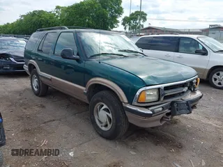 1997 Chevrolet Blazer LS z VIN 1GNDT13W8V2229785, wystawiony jako IAAI lot #42222096 z przebiegiem 244 955 mil mil oraz . Historia ofert i sprzedaży dostępna na DreamBid. Obrazek 1.
