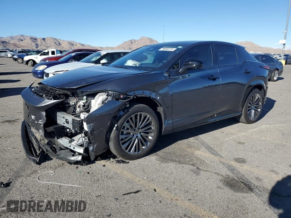 2024 Lexus RZ 300e Premium z VIN JTJABABB4RA005239, wystawiony jako Copart lot #79508374 z przebiegiem 4177 mil mil oraz Szkody całkowita. Historia ofert i sprzedaży dostępna na DreamBid. Obrazek 1.