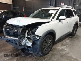 2022 Nissan Pathfinder SL z VIN 5N1DR3CD1NC253112, wystawiony jako IAAI lot #42156033 z przebiegiem 40 025 mil mil oraz . Historia ofert i sprzedaży dostępna na DreamBid. Obrazek 2.