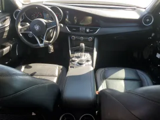2018 Alfa Romeo Giulia z VIN ZARFAEBN4J7575360, wystawiony jako Copart lot #53157085 z przebiegiem 70 032 mil mil oraz Szkoda całkowita • Salvage title. Historia ofert i sprzedaży dostępna na DreamBid. Obrazek 8.