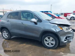 2020 Chevrolet Trax LS z VIN 3GNCJNSB4LL195895, wystawiony jako IAAI lot #42121618 z przebiegiem 54 016 mil mil oraz . Historia ofert i sprzedaży dostępna na DreamBid. Obrazek 13.