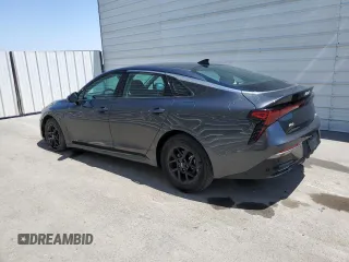 2025 Kia K5 LXS z VIN KNAG24J71S5316232, wystawiony jako Copart lot #61090395 z przebiegiem 12 898 mil mil oraz Czysty tytuł • Clean title. Historia ofert i sprzedaży dostępna na DreamBid. Obrazek 2.