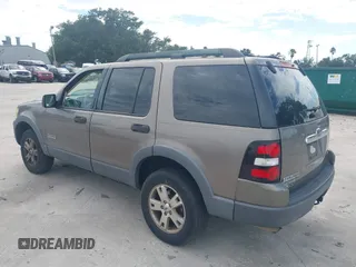 2006 Ford Explorer XLT z VIN 1FMEU63E56UB36500, wystawiony jako IAAI lot #42614748 z przebiegiem 175 966 mil mil oraz . Historia ofert i sprzedaży dostępna na DreamBid. Obrazek 3.