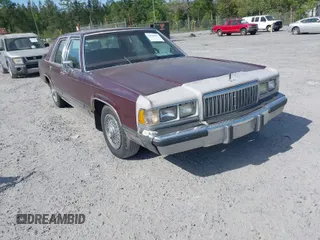 1990 Mercury Grand Marquis z VIN 2MECM74F9LX614526, wystawiony jako IAAI lot #42068697 z przebiegiem 4875 mil mil oraz . Historia ofert i sprzedaży dostępna na DreamBid. Obrazek 1.