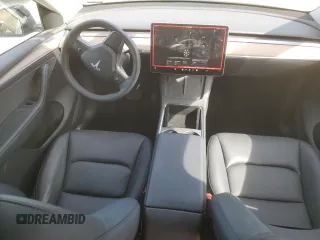 2024 Tesla Model Y Long Range z VIN 7SAYGDEE1RF985095, wystawiony jako Copart lot #55155635 z przebiegiem 17 007 mil mil oraz Szkody całkowita. Historia ofert i sprzedaży dostępna na DreamBid. Obrazek 8.