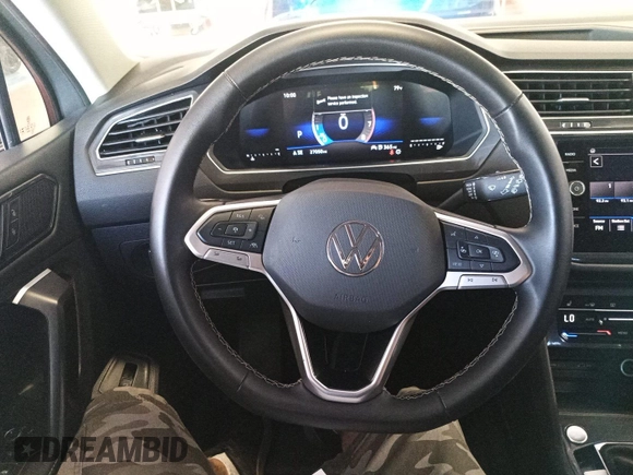 2024 Volkswagen Tiguan SE z VIN 3VV3B7AX7RM105271, wystawiony jako IAAI lot #42752403 z przebiegiem 27 050 mil mil oraz . Historia ofert i sprzedaży dostępna na DreamBid. Obrazek 18.