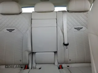 2022 Bentley Bentayga V8 z VIN SJAAM2ZV4NC011285, wystawiony jako Copart lot #75246624 z przebiegiem 33 179 mil mil oraz Nie do naprawy. Historia ofert i sprzedaży dostępna na DreamBid. Obrazek 10.