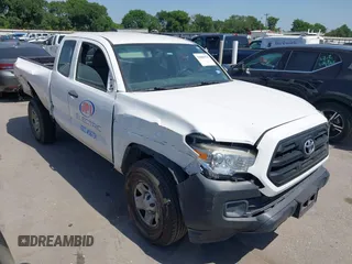 2017 Toyota Tacoma SR z VIN 5TFRX5GN7HX077159, wystawiony jako IAAI lot #42006928 z przebiegiem 92 121 mil mil oraz . Historia ofert i sprzedaży dostępna na DreamBid. Obrazek 1.