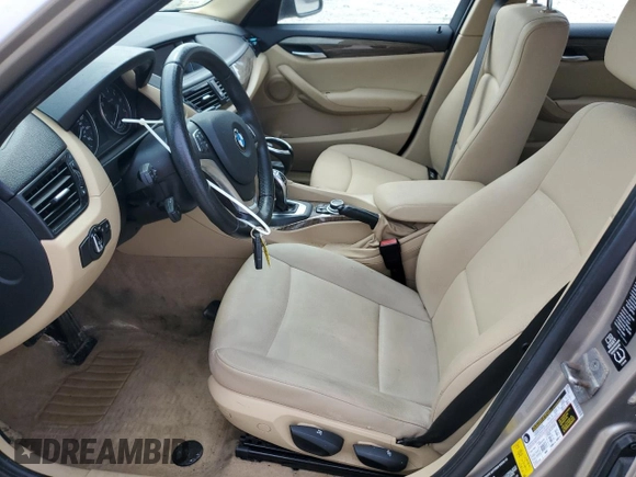 2013 BMW X1 xDrive28i z VIN WBAVL1C59DVR83695, wystawiony jako Copart lot #53530785 z przebiegiem Nie podano mil oraz Czysty tytuł • Clean title. Historia ofert i sprzedaży dostępna na DreamBid. Obrazek 7.