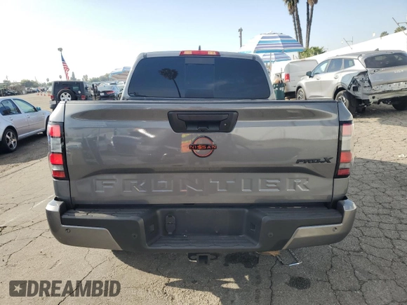 2024 Nissan Frontier Pro-X z VIN 1N6ED1EJ9RN606105, wystawiony jako Copart lot #83247314 z przebiegiem 4 296 mil mil oraz Szkoda całkowita • Salvage title. Historia ofert i sprzedaży dostępna na DreamBid. Obrazek 6.