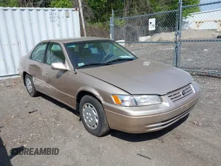 1997 Toyota Camry LE z VIN 4T1BG22K3VU808174, wystawiony jako IAAI lot #42237077 z przebiegiem 100 049 mil mil oraz . Historia ofert i sprzedaży dostępna na DreamBid. Obrazek 1.